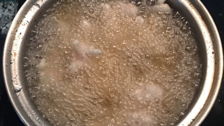 糖醋魚柳,逐塊下油鍋炸，全程用大火，直到魚塊浮起，