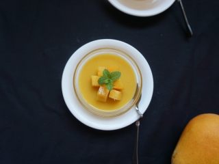 芒果布丁【爽滑美味又解暑】,吃的时候放入芒果果粒点缀就可以了。
