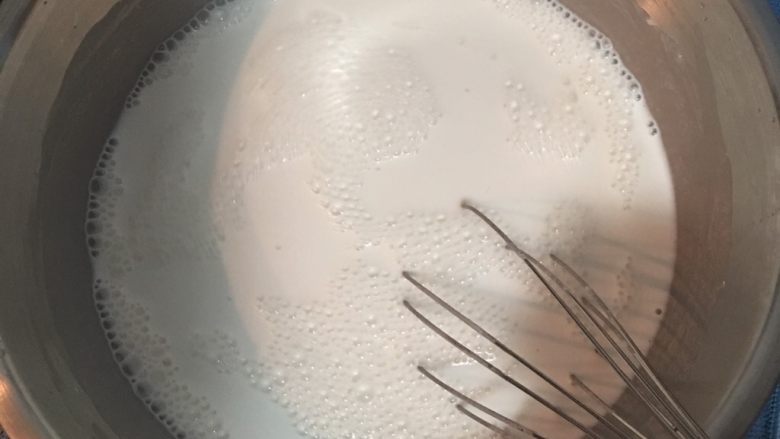台式蘿蔔糕,在来米粉、盐、糖加入5杯量米杯量的水，搅拌均匀。