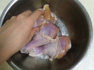 蔬菜蜜汁烤鸡腿,用手把盐均匀涂抹在鸡腿上，放一旁静置会。