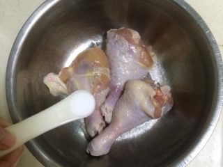 蔬菜蜜汁烤鸡腿,把盐撒在鸡腿表面上。