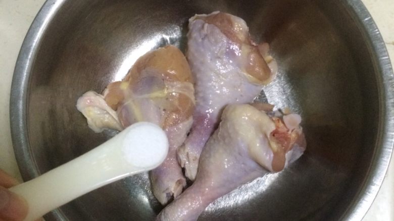 蔬菜蜜汁烤鸡腿,把盐撒在鸡腿表面上。