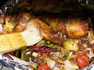 蔬菜蜜汁烤鸡腿,烤至40分钟时，给鸡腿刷上蜂蜜水，然后开起热风循环功能直到烤制结束。