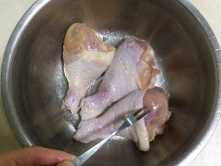 蔬菜蜜汁烤鸡腿,把鸡腿冲洗干净，用厨房纸巾把鸡腿擦干，用叉子在鸡腿上扎几个孔，便于入味。