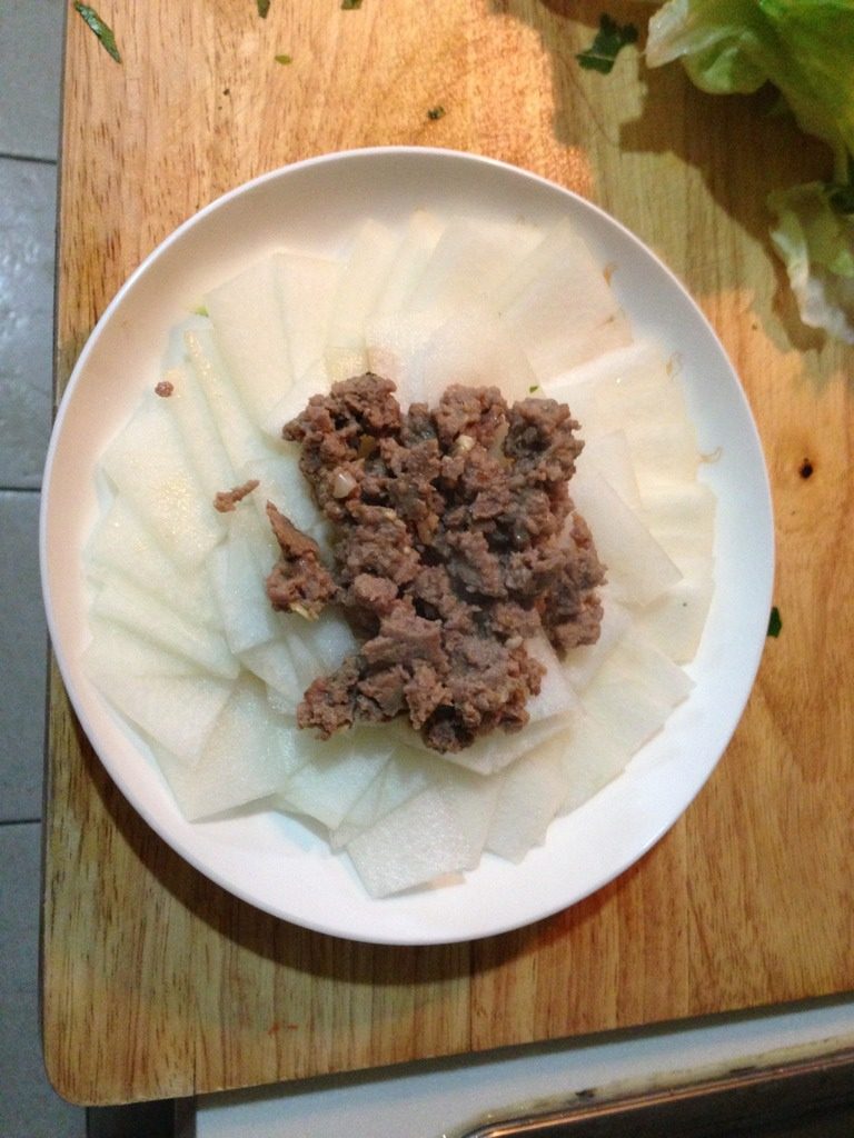 肉末蒸冬瓜-快手妈妈菜,将腌好的肉馅放在冬瓜上，蒸锅内水开后上蒸屉
