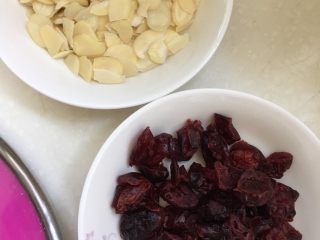 入口即化的珍妮曲奇,杏仁片和蔓越莓各用了配方里一半的量，称好备用