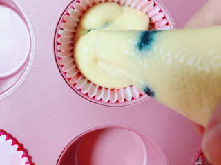 蓝莓酸奶马芬,挤入纸杯模具，满杯或者超出高度都可以。