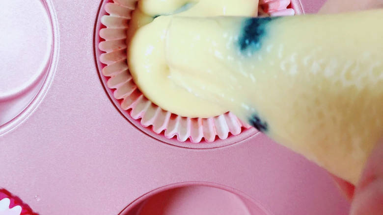 蓝莓酸奶马芬,挤入纸杯模具，满杯或者超出高度都可以。