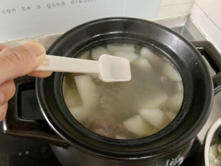 棒骨萝卜汤,根据个人口味添加适量食盐