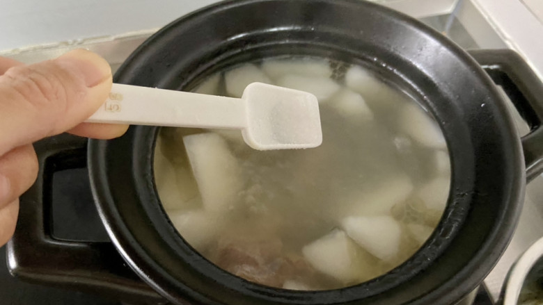 棒骨萝卜汤,根据个人口味添加适量食盐