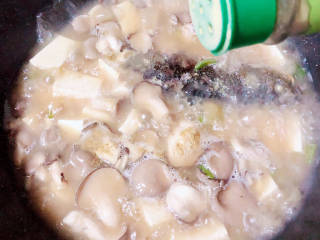 鲫鱼豆腐菇菌汤,加入袖珍菇、加入适量胡椒粉，再炖煮10分钟。