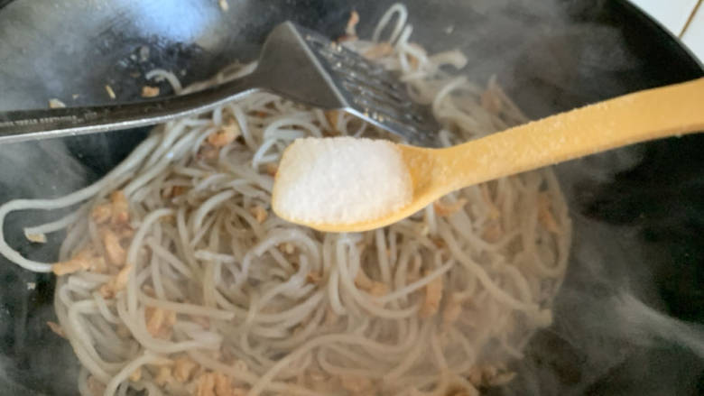 虾米粉丝煲,加入适量盐