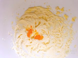 松软香甜的橙皮丁磅蛋糕,分次加入搅拌均匀的蛋液（8次-10次），高速搅打均匀。每加一次蛋液都要搅打均匀，再加下一次。