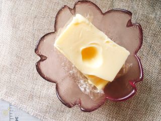 松软香甜的橙皮丁磅蛋糕,黄油室温软化至可以轻松按压即可。