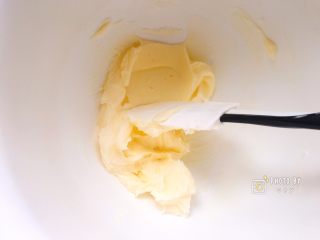 松软香甜的橙皮丁磅蛋糕,无干粉即可，然后打蛋器开高速打发。