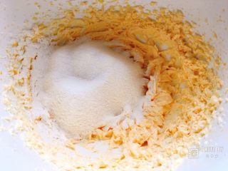 松软香甜的橙皮丁磅蛋糕,筛入提前混匀的的玉米淀粉、蛋糕粉、泡打粉，用蛋抽由下往上翻拌均匀。