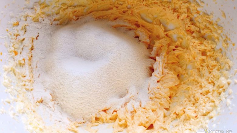 松软香甜的橙皮丁磅蛋糕,筛入提前混匀的的<a style='color:red;display:inline-block;' href='/shicai/ 512'>玉米淀粉</a>、蛋糕粉、泡打粉，用蛋抽由下往上翻拌均匀。