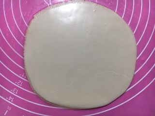 饺子皮版春饼,擀成一个大大的圆形