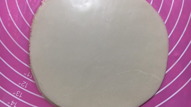 饺子皮版春饼,擀成一个大大的圆形