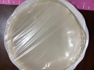 饺子皮版春饼,放在盘子里封上保鲜膜