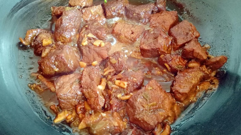 红烧牛肉炖鹌鹑蛋,小火炖了40分钟，用筷子扎了一下，牛肉已经很烂了。