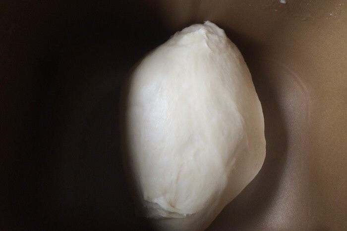 香葱培根芝士面包（咸香味）,慢速搅拌均匀，再快速搅拌至表面光滑。