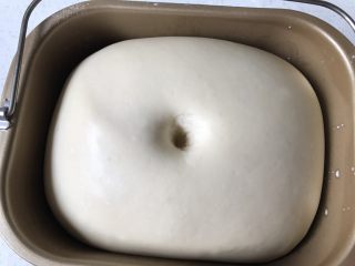 香葱培根芝士面包（咸香味）,用手指在中间戳下去一个小洞，不会回弹，说明发酵完成。