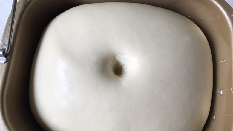 香葱培根芝士面包（咸香味）,用手指在中间戳下去一个小洞，不会回弹，说明发酵完成。