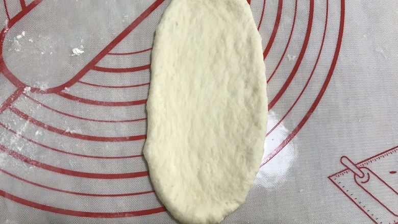 香葱培根芝士面包（咸香味）,用擀面杖擀成牛舌长条形状。