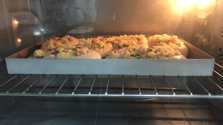 香葱培根芝士面包（咸香味）,刷蛋液，此时预热烤箱上下火200度。烤箱提前预热，220度5分钟