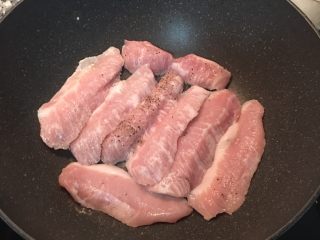 檸檬洋蔥燒松阪豬,鍋燒熱後，放少許油，放入松阪豬肉