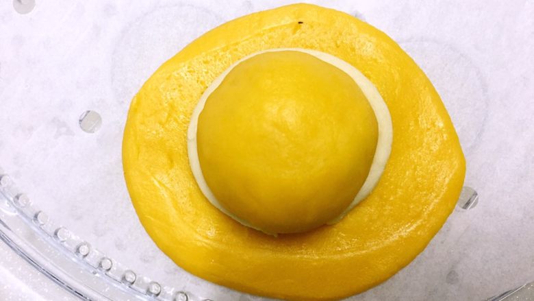 南瓜味蜜豆草帽馒头,在圆球面团周围绕一拳白色的面线。