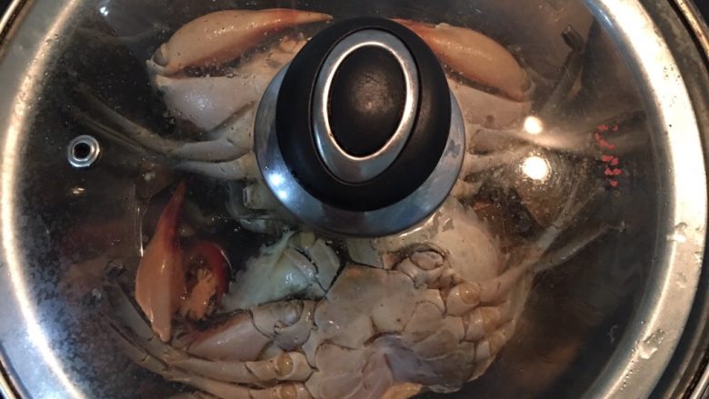 花雕蒸螃蟹佐薑醋醬汁,螃蟹腹部朝上，滾水入蒸鍋，中大火蒸15分鐘再悶3分鐘即可。