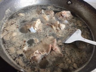 筒骨海带汤,大概煮3-5分钟即可关火。肉里的血沫还是很多哈，焯水这一步是必不可少的。