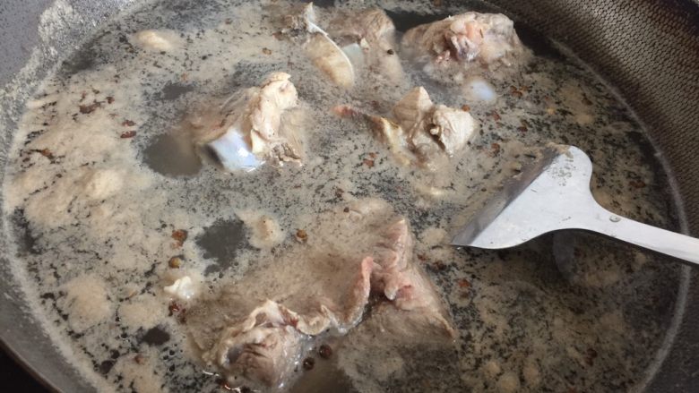 筒骨海带汤,大概煮3-5分钟即可关火。肉里的血沫还是很多哈，焯水这一步是必不可少的。