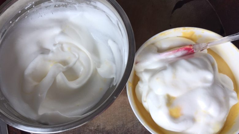 核桃奶油蛋糕,然后取1/2蛋白霜到蛋黄糊中用刮刀切拌均匀