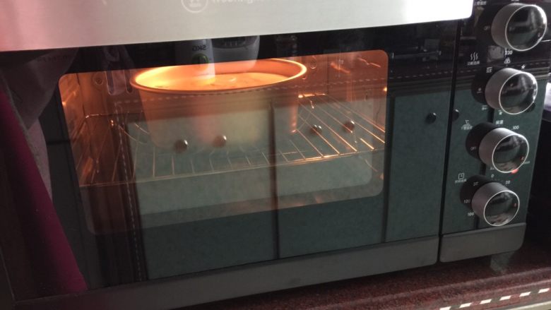 核桃奶油蛋糕,然后放入预热好的烤箱中层以190摄氏度上下火烤40分钟，烤好后取出立即倒扣完全冷却后方可脱模