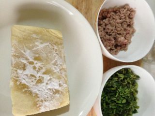 香椿荷包豆腐饼,香椿切碎用开水焯一下，开水里放半勺盐