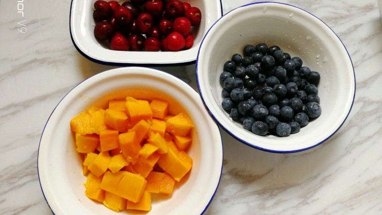 缤纷水果芝士派,水果，清洗干净。