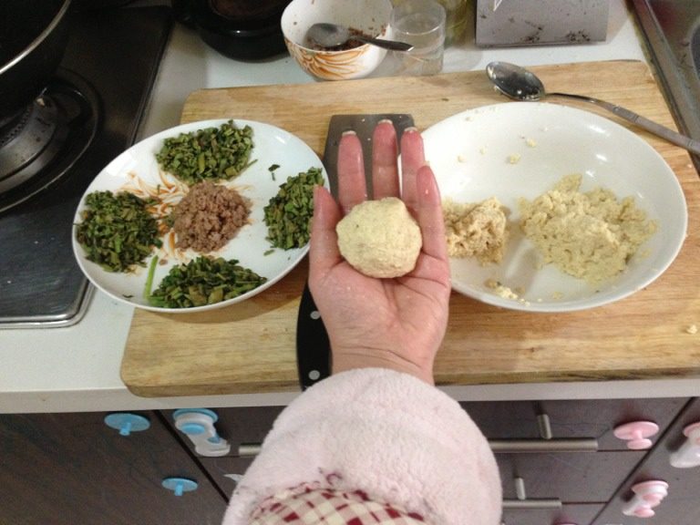 香椿荷包豆腐饼,将豆腐泥按照你要做豆腐饼的数量等分后团丸子，压扁成饼，别忘记在中间按一个凹槽，添肉馅。