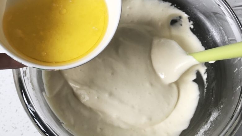 堡尔美克奶油水果杯（小嶋老师海绵蛋糕）,拌好后打蛋盆中倒入保温的黄油和牛奶溶液（黄油已经是液态）