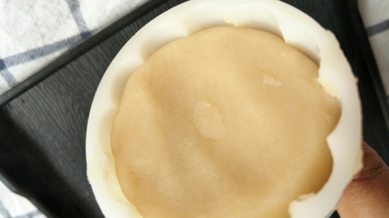 芸豆糕,包好后放入模具里，如果怕脱模不好脱，可以炒一些糯米粉当做手粉。也可以模具内部抹一些油。