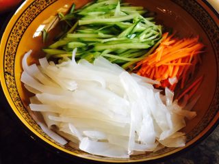 解暑开胃菜——青瓜拌绿豆粉皮,然后切丝……