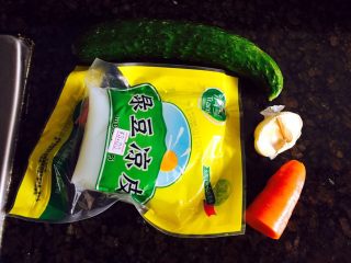 解暑开胃菜——青瓜拌绿豆粉皮,准备好以上食材食材……