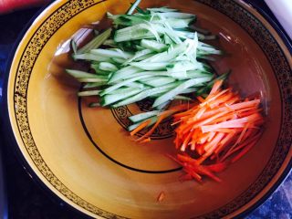解暑开胃菜——青瓜拌绿豆粉皮,黄瓜、胡萝卜切丝，直接装盘……要用大点的碗方便凉拌