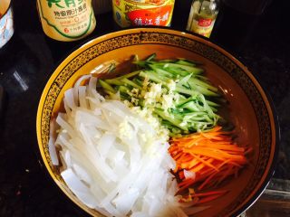 解暑开胃菜——青瓜拌绿豆粉皮,撒在上面……