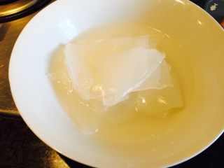 解暑开胃菜——青瓜拌绿豆粉皮,放入大碗中，用沸腾的水泡3~5分钟（这种属于皮比较厚的）也有很薄的那种