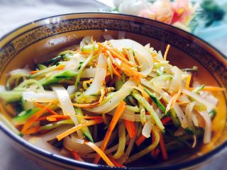 解暑开胃菜——青瓜拌绿豆粉皮,单独吃也是美美的， 夏天必备美食！