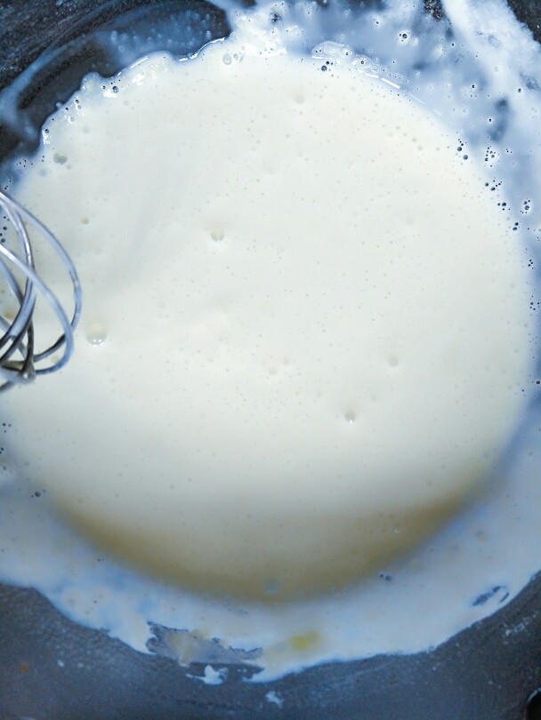 入口即化的酸奶溶豆,用蛋抽搅拌均匀
