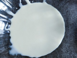 入口即化的酸奶溶豆,3.搅拌好的酸奶糊用筛子过滤下，口感更好

最好比我这个稠点，可以减少酸奶的量